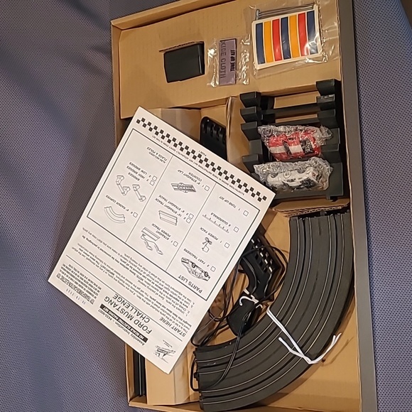 2006 Life Like Ford Mustang Challenge HO Scale Electric Slot Car Racing Set - Picture 8 of 13